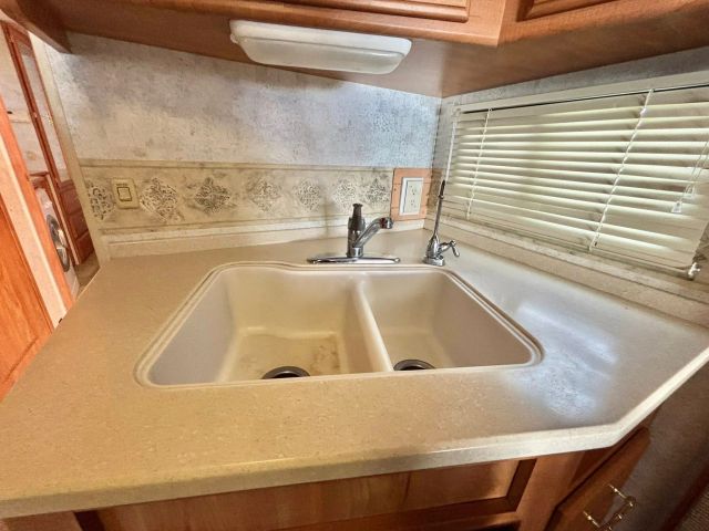 2005 Winnebago Voyage Series - Image 7