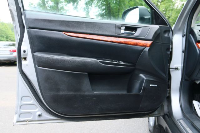 2011 Subaru Outback - Image 9