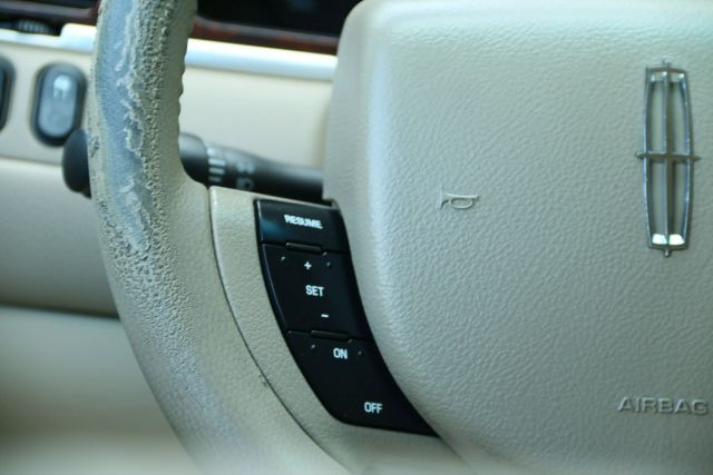 2006 Lincoln Town Car - Image 20