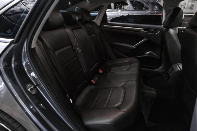 2017 Volkswagen Passat 1.8t Se Sedan 4d - Image 32