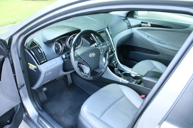 2013 Hyundai Sonata - Image 18