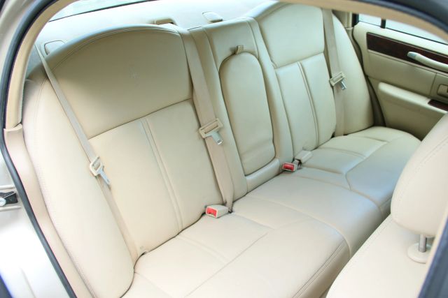 2006 Lincoln Town Car - Image 17