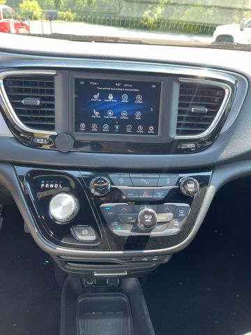 2020 Chrysler Pacifica - Image 19
