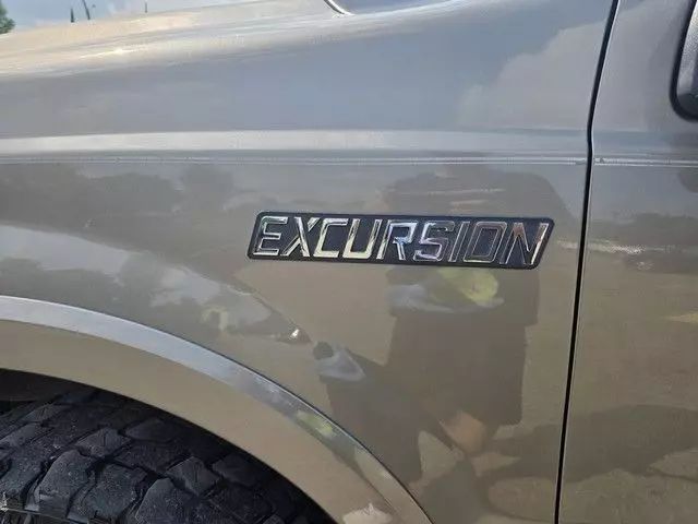 2005 Ford Excursion - Image 5