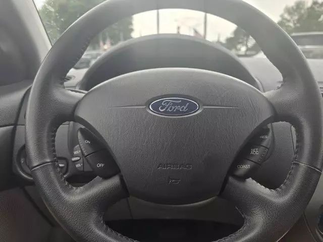 2006 Ford Focus - Image 11