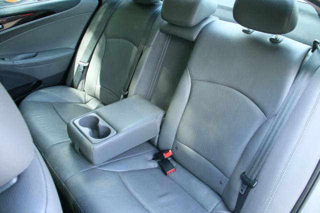 2013 Hyundai Sonata - Image 23