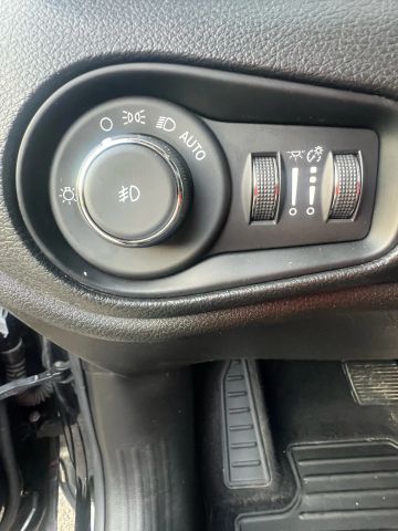 2017 Jeep Renegade - Image 21