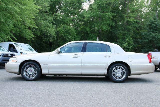 2006 Lincoln Town Car - Image 4
