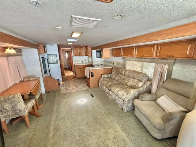 2005 Winnebago Voyage Series - Image 14