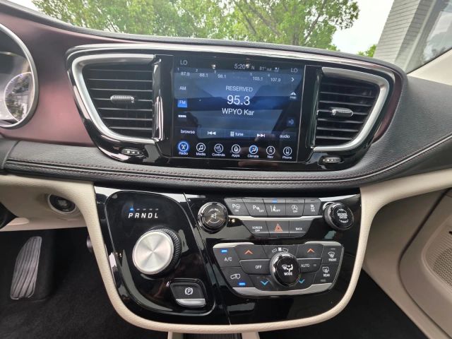 2017 Chrysler Pacifica - Image 11