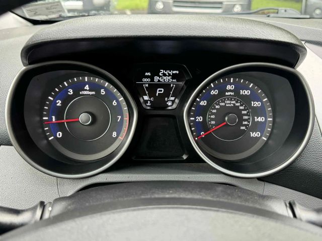 2011 Hyundai Elantra - Image 10