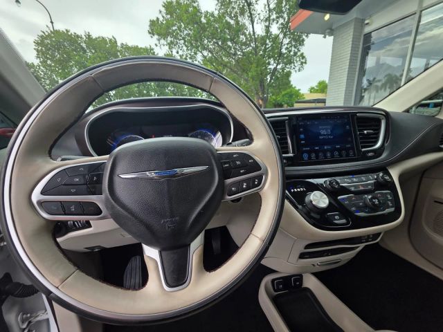 2017 Chrysler Pacifica - Image 10