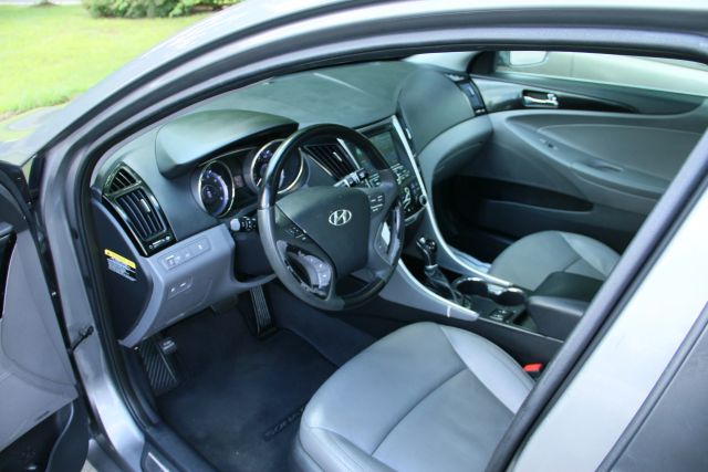2013 Hyundai Sonata - Image 17