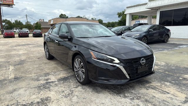 2023 Nissan Altima - Image 14
