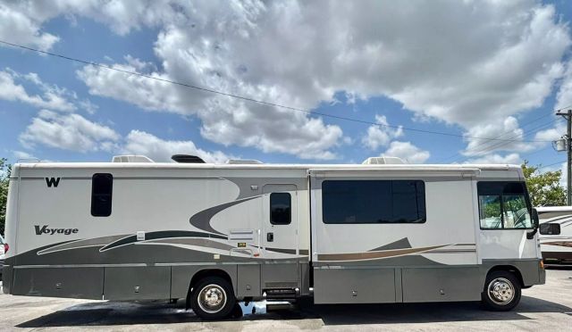 2005 Winnebago Voyage Series - Image 24