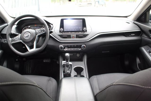 2022 Nissan Altima - Image 2