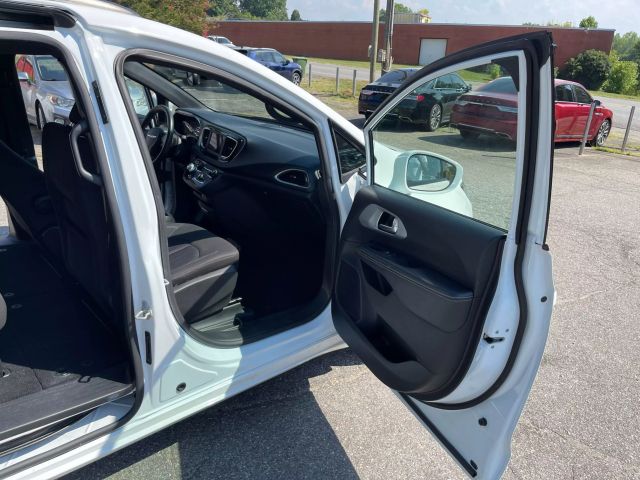 2020 Chrysler Pacifica - Image 17