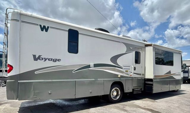 2005 Winnebago Voyage Series - Image 17