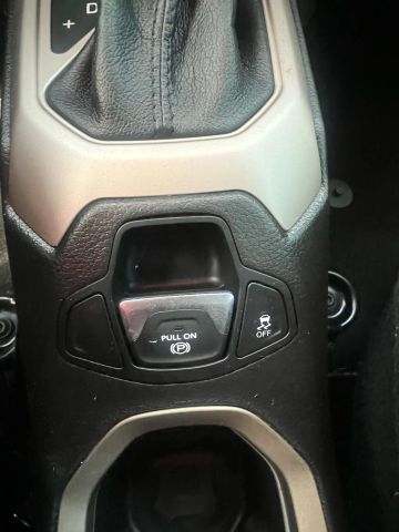2017 Jeep Renegade - Image 22
