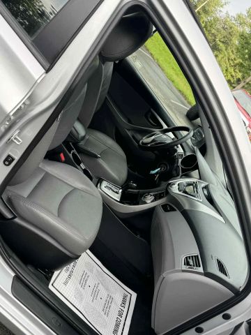 2011 Hyundai Elantra - Image 18
