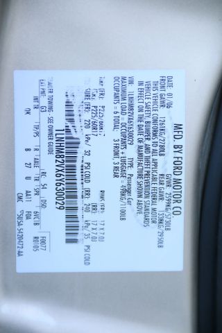 2006 Lincoln Town Car - Image 31