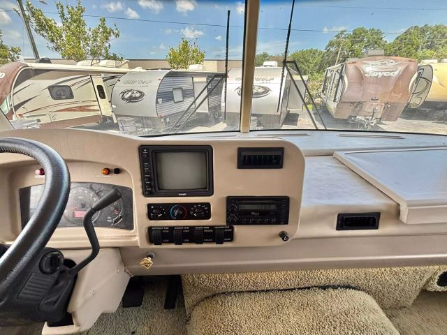 2005 Winnebago Voyage Series - Image 20