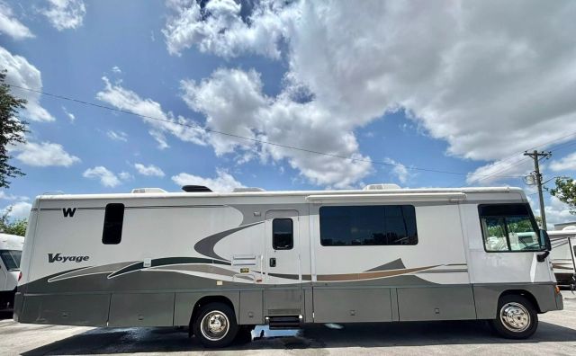 2005 Winnebago Voyage Series - Image 46