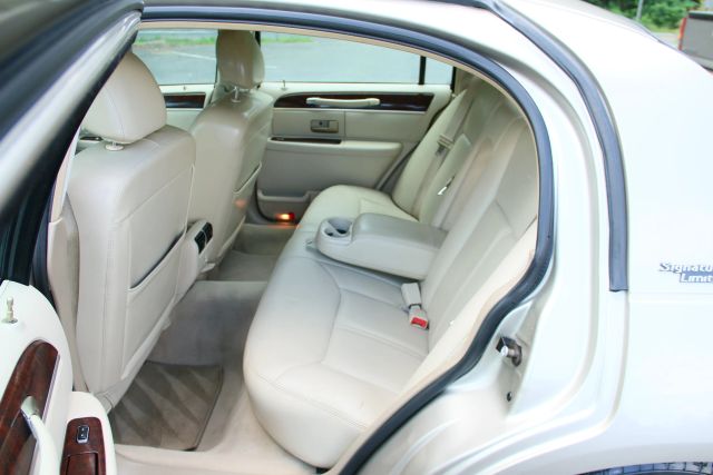 2006 Lincoln Town Car - Image 14