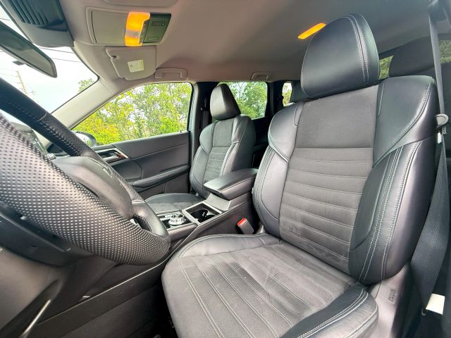 2023 Mitsubishi Outlander - Image 12