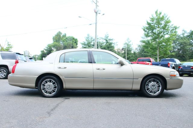 2006 Lincoln Town Car - Image 8