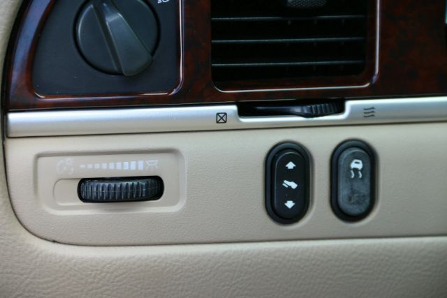 2006 Lincoln Town Car - Image 13