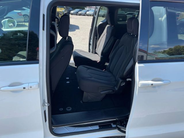 2020 Chrysler Pacifica - Image 12