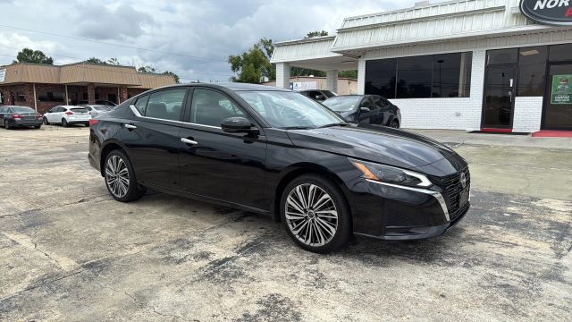 2023 Nissan Altima - Image 16