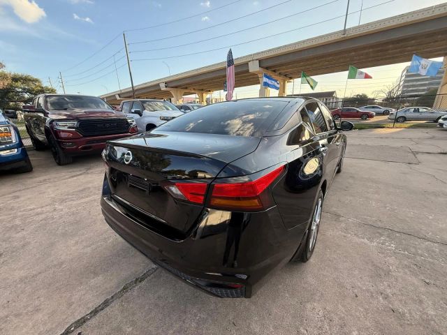 2022 Nissan Altima - Image 11