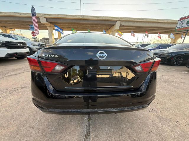 2022 Nissan Altima - Image 13