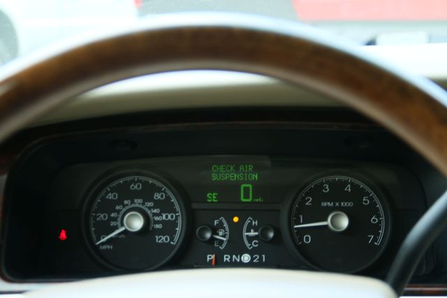 2006 Lincoln Town Car - Image 22