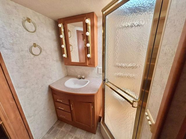 2005 Winnebago Voyage Series - Image 13