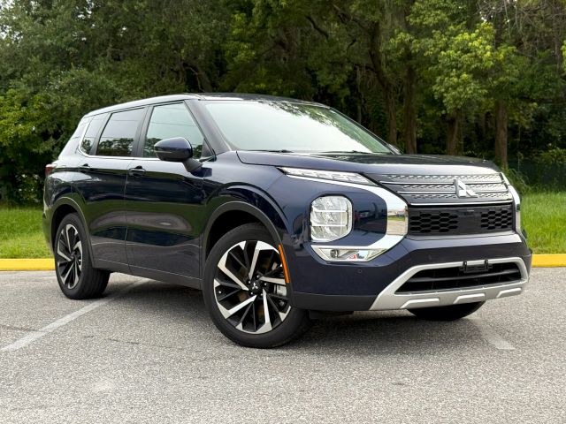 2023 Mitsubishi Outlander - Image 1