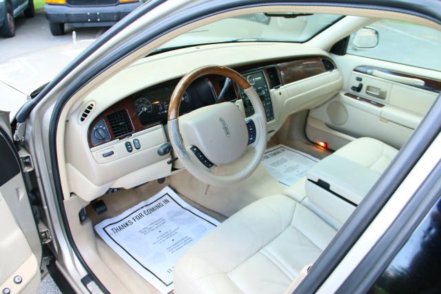 2006 Lincoln Town Car - Image 10