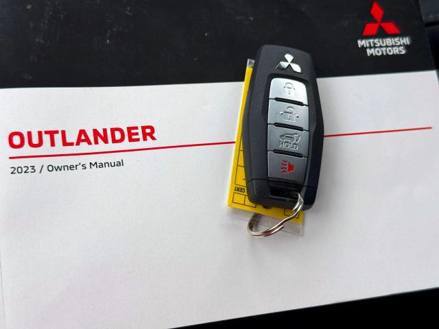 2023 Mitsubishi Outlander - Image 17