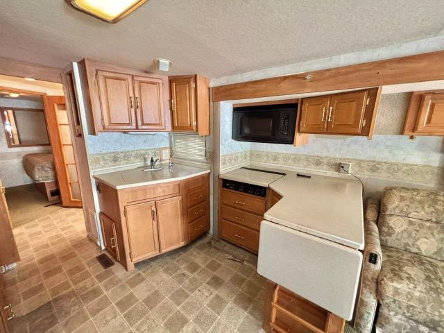 2005 Winnebago Voyage Series - Image 26
