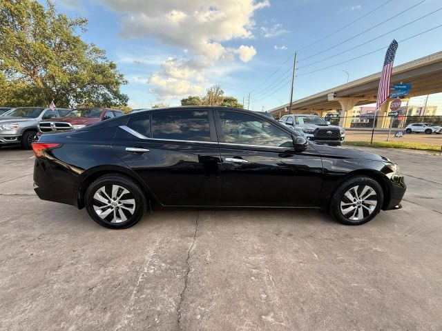 2022 Nissan Altima - Image 7