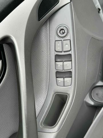 2012 Hyundai Elantra - Image 16