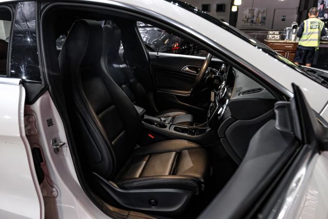 2017 Mercedes-benz Cla Cla 250 4matic Coupe 4d - Image 30