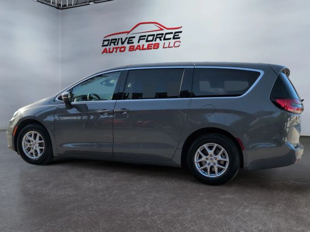 2023 Chrysler Pacifica - Image 2