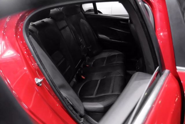 2017 Jaguar Xe Xe 20d Prestige Sedan 4d - Image 28