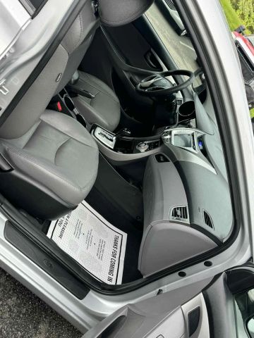 2012 Hyundai Elantra - Image 12