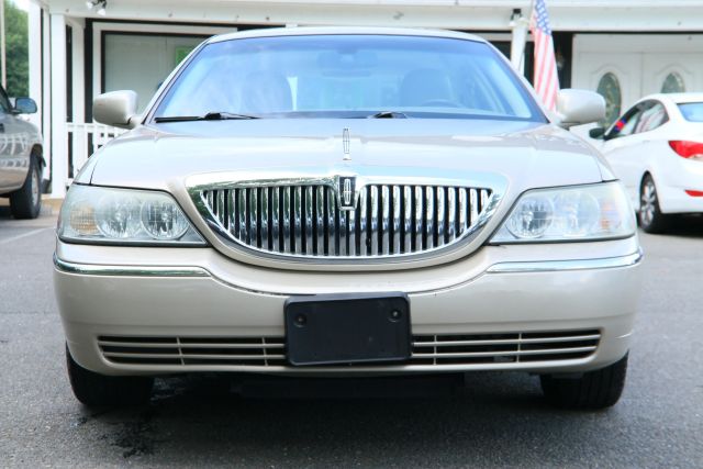 2006 Lincoln Town Car - Image 2