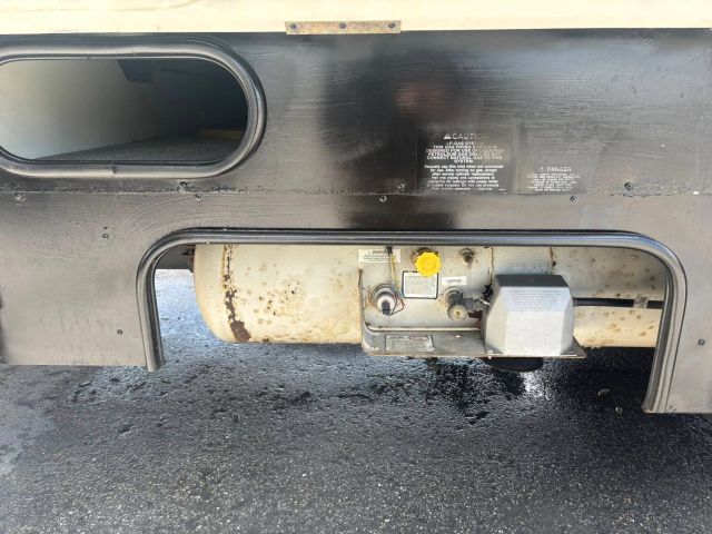 2005 Winnebago Voyage Series - Image 16