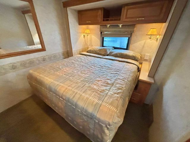 2005 Winnebago Voyage Series - Image 36